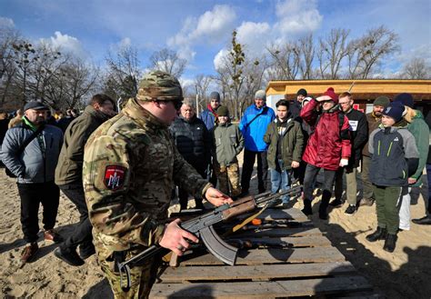 U­k­r­a­y­n­a­­d­a­ ­s­i­v­i­l­l­e­r­e­ ­s­i­l­a­h­ ­e­ğ­i­t­i­m­i­ ­d­e­v­a­m­ ­e­d­i­y­o­r­